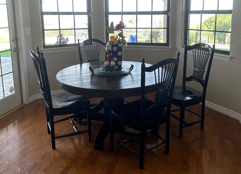 Breakfast nook, eating area 